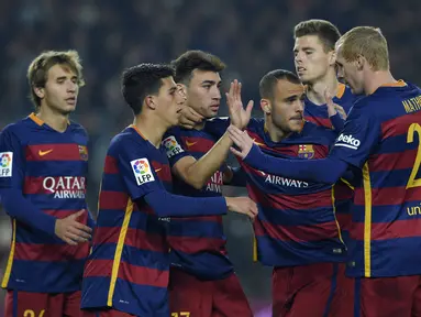 Para pemain Barcelona merayakan gol saat melawan CF Villanovense pada laga Copa del Rey (King's Cup) di Stadion Camp Nou, Barcelona, Kamis (3/12/2015).  (AFP Photo/Lluis Gene)