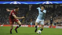 Gelandang Manchester City, Leroy Sane, berusaha melewati bek Liverpool, Trent Alexander-Arnold, pada laga leg kedua perempat final Liga Champions di Stadion Etihad, Rabu (11/4/2018). Manchester City takluk 1-2 dari Liverpool. (AP/Rui Vieira)