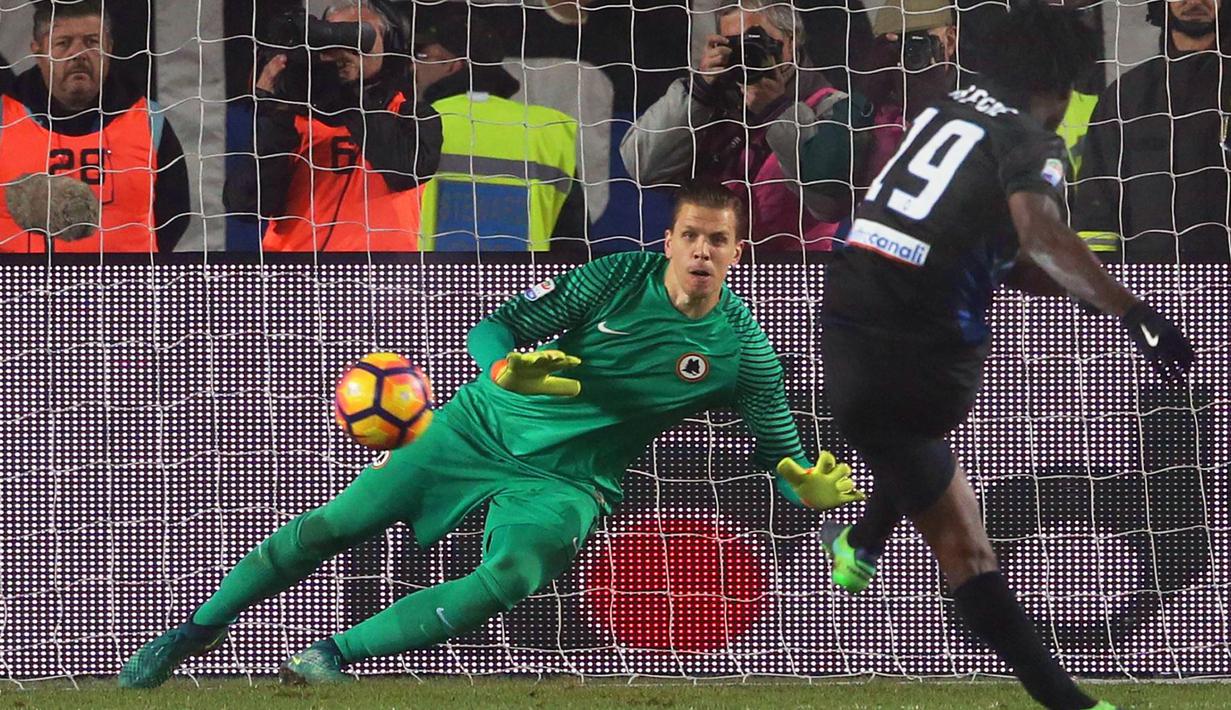 Gelandang Atalanta, Franck Kessie, menendang pinalti ke gawang AS Roma pada laga lanjutan Serie A di Stadion Atleti Azzurri d'Italia, (20/11/2016). (EPA/Paolo Magini)