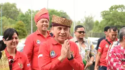 Ketum PSSI, Mochamad Iriawan, menyapa warga saat tiba di Stadion Utama Riau, Pekanbaru, Kamis (13/2). Stadion ini menjadi satu dari sebelas stadion yang dinominasikan sebagai tuan rumah Piala Dunia U-20 2021. (Dok PSSI)