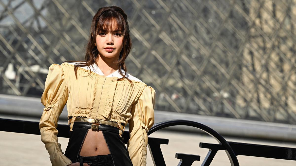 Lisa BLACKPINK hingga Alyssa Liu Eksis di Show Louis Vuitton, Museum Louvre Diubah Jadi Pegunungan