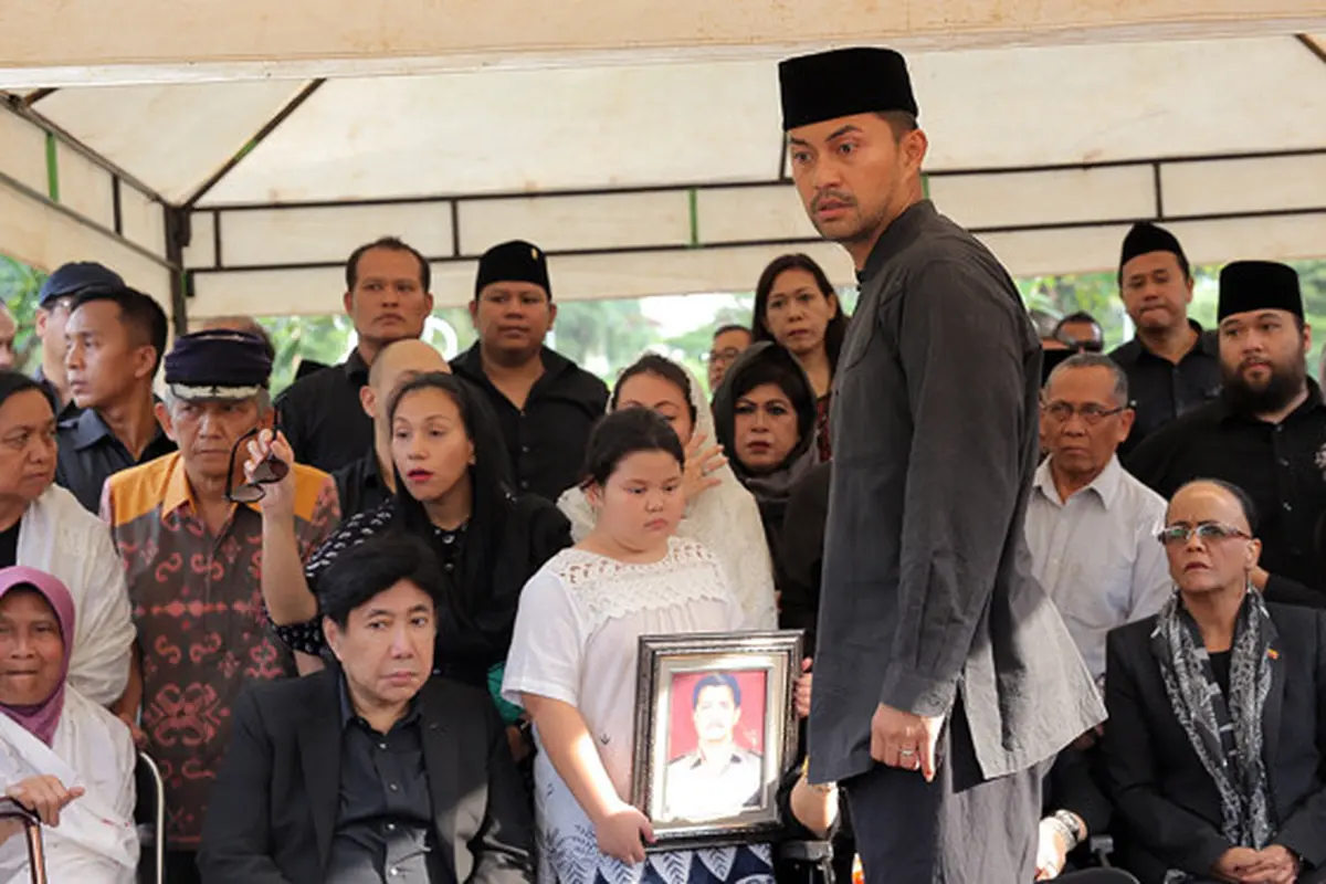 [Bintang] Pemakaman Ayah Anjasmara