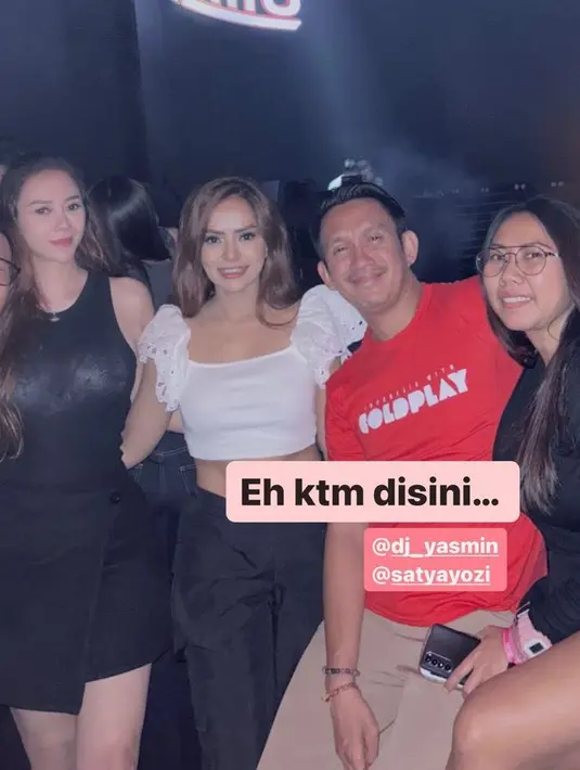 Aura Kasih tampil dengan tanktop hitam dipadukan skort warna serasi. Terlihat DJ Yasmin juga hadir dengan atasan crop top putih dan celana panjang hitamnya. [@aurakasih]