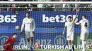 Para pemain Real Madrid tampak kecewa usai dibobol Eibar pada laga La Liga di Stadion Ipurua, Eibar, Sabtu (24/11). Eibar menang 3-0 atas Madrid. (AFP/Ander Gillenea)
