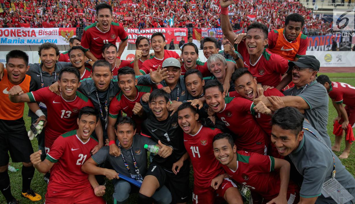 Pemain timnas U-22 dan pelatih berfoto bersama usai menang melawan Myanmar dalam laga final perebutan medali perunggu Sea Games 2017 di Stadion MPS, Selayang, Malaysia, Selasa (29/8). Indonesia menang dengan skor 3-1. (Liputan6.com/Faizal Fanani)