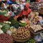 Pedagang menunggu pembeli di Pasar Kebayoran Lama, Jakarta, Kamis (27/8/2015). Naiknya harga kebutuhan pokok membuat pembeli mengurangi pembelian bahan makanan hingga menyebabkan daya beli masyarakat turun. (Liputan6.com/Johan Tallo)