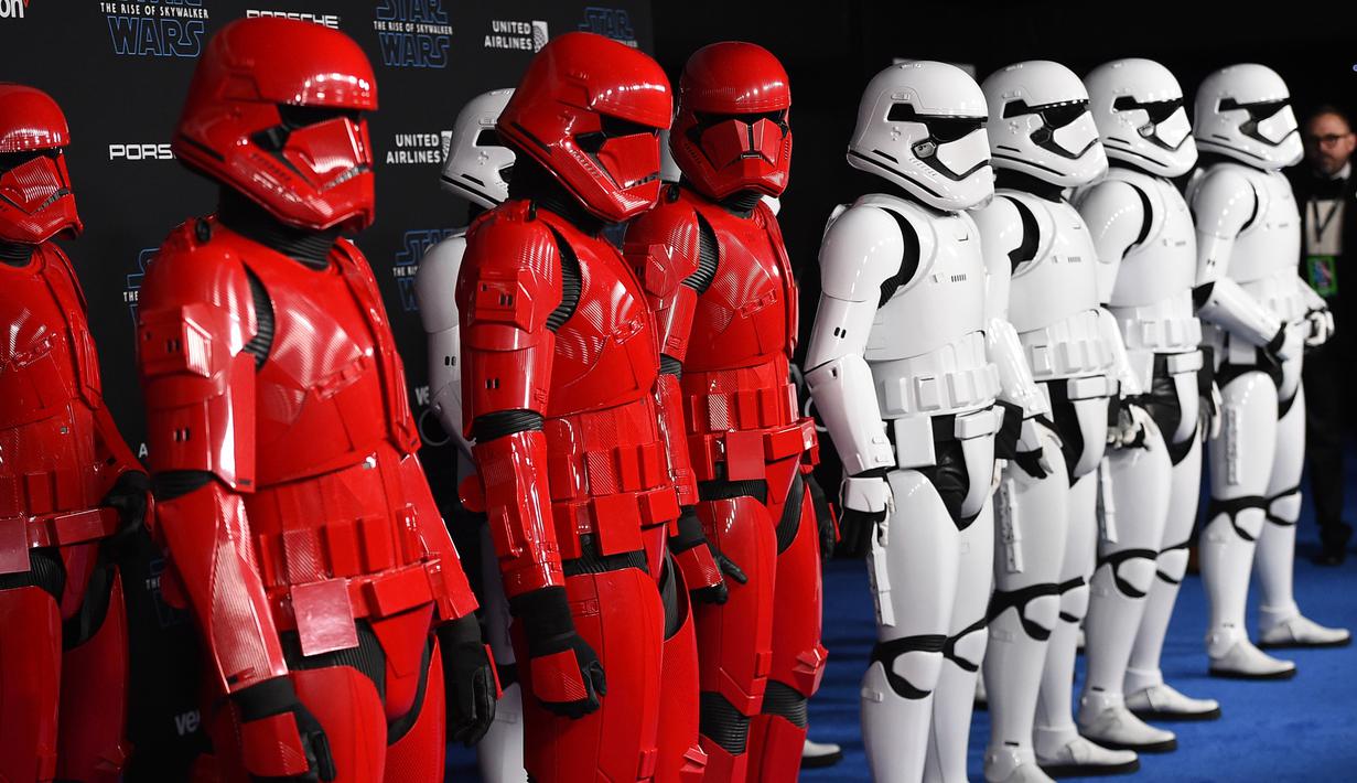 Prajurit tentara Stormtrooper menghadiri world premiere film Star Wars: The Rise of Skywalker di Hollywood, California, Senin (16/12/2019). Star Wars: The Rise of Skywalker akan menutup sekuel trilogi Star Wars yang pertama kali diluncurkan pada 2015 lalu. (AP Photo/Chris Pizzello)
