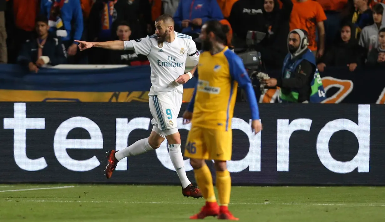 Pemain Real Madrid, Karim Benzema berselebrasis etelah berhasil mencetak gol ke gawang APOEL Nicosia pada matchday kelima Liga Champions di Stadion GSP, Selasa (21/11). Benzema menyumbang dua dari enam gol Madrid ke gawang APOEL (AP/Petros Karadjias)