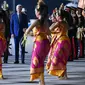 Presiden Amerika Serikat (AS) Joe Biden disambut oleh tarian khas Bali saat turun dari pesawat kepresidenan AS, Air Force One setibanya di Bandara I Gusti Ngurah Rai Bali, Minggu (13/11/2022). Satu per satu tamu undangan perhelatan acara puncak Konferensi Tingkat Tinggi (KTT) G20 mulai berdatangan. (Photo by SAUL LOEB / AFP)