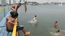 Sejumlah anak melompat saat bermain air dekat tanggul laut Muara Baru di Penjaringan, Jakarta Utara, Minggu (1/9/2019). Anak-anak memanfaatkan sisi tanggul laut raksasa (giant sea wall) sebagai   tempat  bermain alternatif. (merdeka.com/Arie Basuki)
