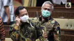 Mendagri Tito Karnavian (kiri) bersama Ketua KPU Arief Budiman sebelum mengikuti rapat kerja dengan Komisi II DPR di Kompleks Parlemen, Senayan, Jakarta, Kamis (26/11/2020). Rapat itu membahasan data kependudukan dan data pemilih Pilkada Serentak 2020. (Liputan6.com/Johan Tallo)