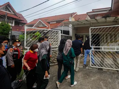 Tim Forensik saat akan menggelar olah TKP ulang di rumah penemuan penemuan kerangka ibu dan anak di perumahan Bukit Cinere Indah, Depok, Sabtu (09/09/2023). (merdeka.com/Arie Basuki)