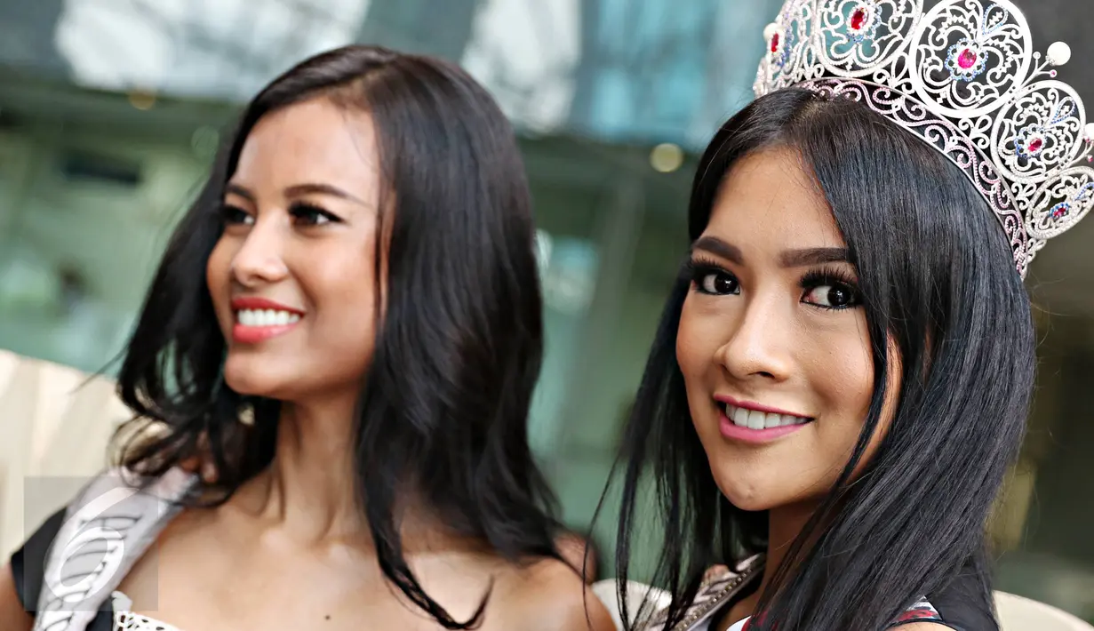 Puteri Indonesia 2015, Anindya Kusuma Putri (kanan) memperlihatkan senyum manisnya, Jakarta, Senin (18/1/2016). Anindya berbagi cerita tentang pengalaman sebagai Puteri Indonesia serta prestasi di ajang internasional. (Liputan6.com/Immanuel Antonius)