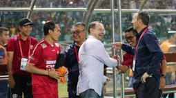Bahkan sebelum laga final, Milomir Seslija sempat mengatakan bahwa Dejan Antonic bukan pelatih yang spesial. Komentar itupun dibalas Dejan yang mengatakan kekuatan Arema adalah pemain bintangnya. (Bola.com/Nicklas Hanoatubun)