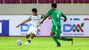 Pemain Persikabo 1973 Muhammad Dimas Drajad (kiri) menendang bola dijaga ketat pemain PSS Sleman Fandry Imbiri dalam pertandingan lanjutan pekan ke-11 BRI Liga 1. PSS unggul 3-2 atas Persikabo 1973.(Bola.com/Nandang Permana)