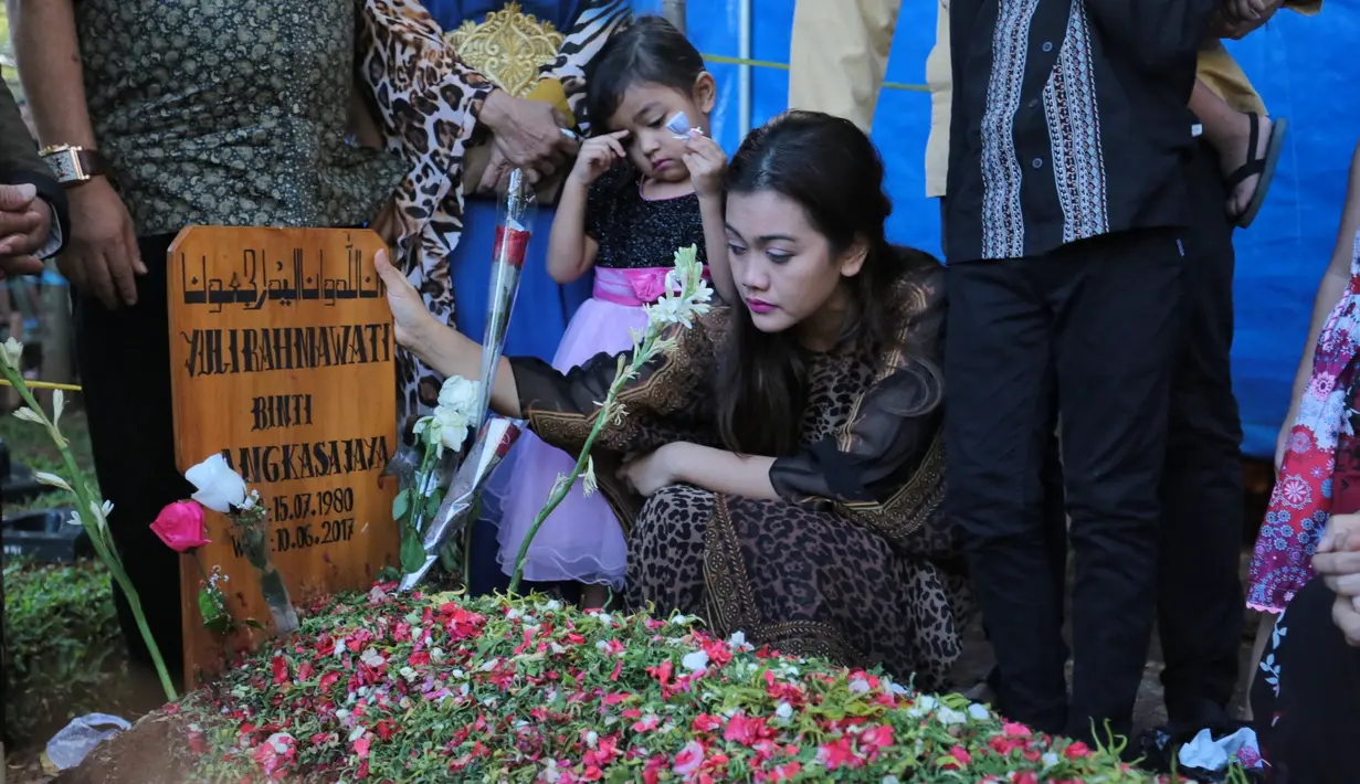 "Mbak Yuli. Keluarga kesini lagi. Yuk kita bacain Al Fatihah dulu ya," ajak Sammy, ayah tiri Julia Perez di TPU Pondok Ranggon, Jakarta Timur, Minggu (25/6). (Adrian Putra/Bintang.com)