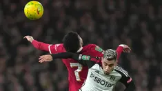 Pemain Fulham Andreas Pereira (kanan) dan pemain Liverpool Luis Diaz melompat untuk merebut bola pada pertandingan sepak bola leg kedua semifinal Piala Liga Inggris atau Carabao Cup di Stadion Craven Cottage, London, Inggris, Rabu (24/1/2024). (AP Photo/Kin Cheung)