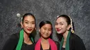 Riasan wajah yang lembut dan sanggul berhias melati kian menegaskan pesona wanita Indonesia yang berkelas. Gerakan tariannya mengalir luwes namun penuh tenaga, sesekali diiringi gestur pencak silat, hasil kolaborasi kreatif bersama @iko.uwais dan tim bela diri tradisional.  [@arieltatum].