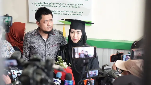 7 Momen Oki Setiana Dewi Raih Gelar Doktor yang Ke-2, Penuh Haru Bahagia