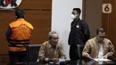 Wakil Ketua KPK Alexander Mawarta (kiri) memberikan keterangan terkait penahanan tersangka penyuap Gubernur Papua, Lukas Enembe, Direktur PT Tabi Bangun Papua  Rijatono Lakka di Jakarta, Kamis (5/1/2022). Rijatono Lakka merupakan tersangka kasus dugaan suap dan penerimaan gratifikasi terkait proyek infrastruktur di Provinsi Papua. (Liputan6.com/Johan Tallo)