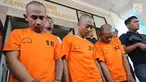 Tiga tersangka kasus pencurian dihadirkan saat rilis pencurian di Mapolres Tangerang Selatan, Senin (22/10). Team Vipers menangkap tiga orang pelaku spesialis pencurian rumah mewah di kawasan Tangsel serta menyita barang bukti. (Merdeka.com/Arie Basuki)