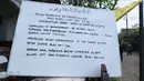 Dalam papan tulis itu tertuliskan bahwa mendiang Deddy Sutomo meninggal pada Rabu (18/4/2018) pukul 07.00 WIB. Dan setelah Zuhur, jenazah akan dimakamkan di TPU Tanah Kusir, Jakarta. (Adrian Putra/Bintang.com)