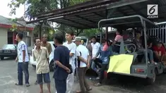 Saat acara perayaan sopir angkot yang mengundang organ tunggal, polisi membubarkan acara tersebut karena alasan keamanan dan mengganggu warga.