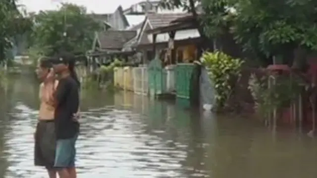 [VIDEO] Sumbar Dihajar Banjir Bandang, 2 Rumah Hanyut