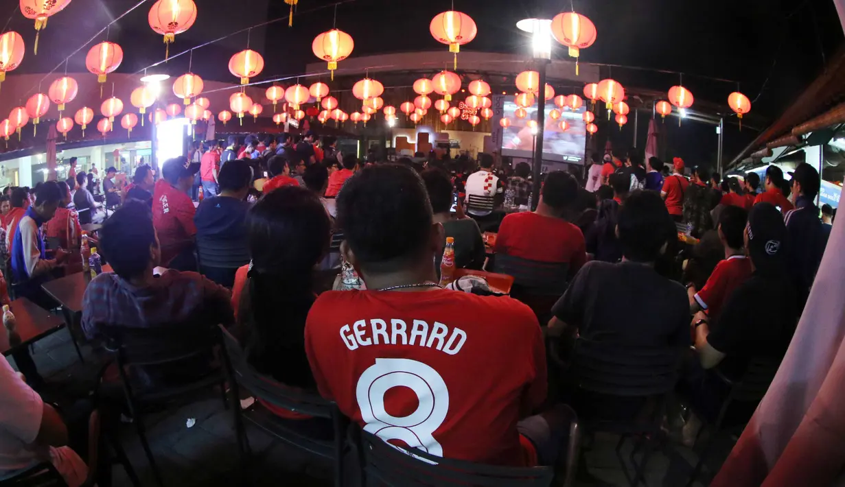 Suporter mengenakan jersey bintang Liverpool, Steven Gerrard saat menyaksikan acara nobar Liga Premier Inggris antara Liverpool vs Manchester United di Mall Sumarecon Bekasi, Jawa Barat, Minggu (17/1/2016). (Bola.com/Nicklas Hanoatubun)