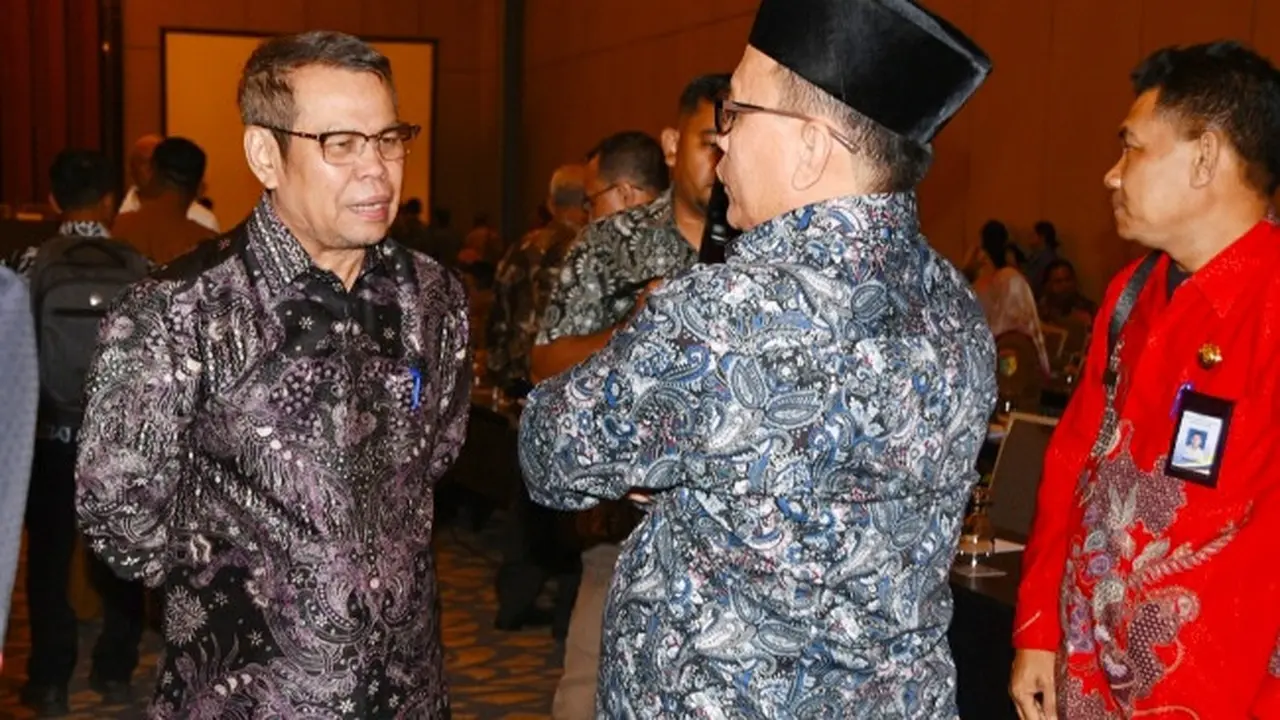 Plt Bupati Bengkalis Muhammad (sebelah kiri).