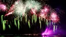 Pertunjukan kembang api, menggunakan drone, menghiasi langit Manila pada puncak kompetisi Pyromusical Internasional ke-9 di Filipina, Sabtu (24/3). Peserta kompetisi adalah para maestro kembang api kelas dunia dari berbagai negara. (AP/Bullit Marquez)