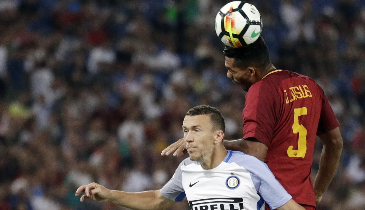 Duel pemain AS Roma, Juan Jesus (kanan) dengan pemain Inter Milan, Ivan Perisic pada lanjutan Serie A di Olympic Stadium, Roma (26/8/2017). Inter menang 3-1. (AP/Andrew Medichini)