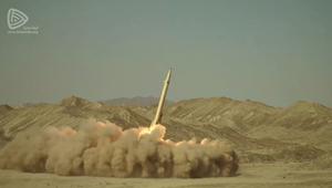 Rudal Khaibar-buster diluncurkan dari lokasi yang dirahasiakan di Iran, 10 Februari 2022. Iran meluncurkan rudal baru dengan jangkauan yang akan memungkinkannya mencapai pangkalan AS di wilayah tersebut serta target di dalam musuh bebuyutannya, Israel. (IMA Media via AP)