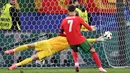 Pemain Portugal, Crsitiano Ronaldo, gagal mencetak gol penalti setelah berhasil dihalau kiper Slovenia, Jan Oblak pada babak 16 besar Euro 2024 di Frankfurt Arena, Selasa (2/7/2024). (AFP/Kirill Kudryavtsev)