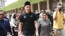 Bintang sepak bola asal Jerman, Mesut Ozil saat berada di koridor Masjid Istiqlal, Jakarta, Jumat (27/5/2022). Mesut Ozil menunaikan Sholat Jumat di Masjid Istiqlal hari ini 27 Mei 2022. Ozil memang sangat mengagumi Masjid Istiqlal. (Liputan6.com/Herman Zakharia)