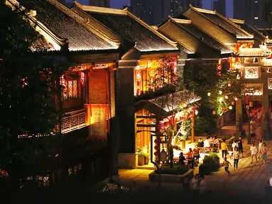 Orang-orang menikmati tur malam hari menyusuri kota kuno Jimo di Qingdao, Provinsi Shandong, China timur, pada 25 Juli 2020. (Xinhua/Liang Xiaopeng)