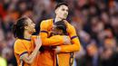 Pemain Belanda, Tijjani Reijnders, melakukan selebrasi bersama Nathan Ake dan Georginio Wijnaldum saat melawan Skotlandia pada laga persahabatan di Johan Cruijff Arena, Sabtu (23/3/2024). (AFP/Maurice Van Steen)