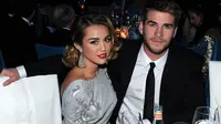 Kabar terbaru datang dari pasangan Miley Cyrus dan Liam Hemsworth. Selalu tampil mesra di depan umum, ternyata keduanya diberitakan sudah menggelar pernikahan secara diam-diam, benar kah? (AFP/Larry Bussaca)