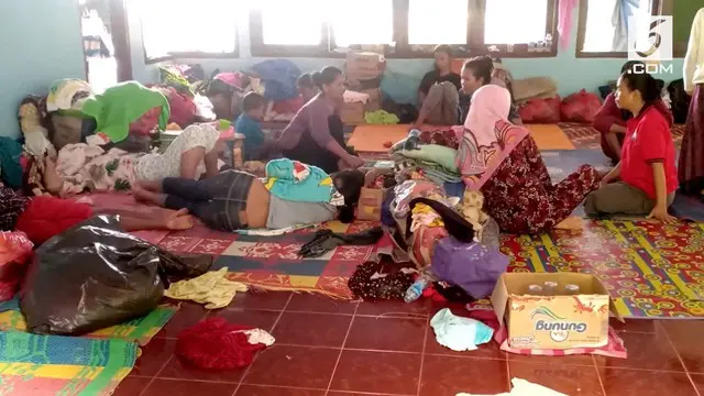 Pengungsi korban tsunami Selat Sunda belum berani kembali ke rumah. Hujan dan  longsong di Banten membuat mereka takut kembali ke rumah