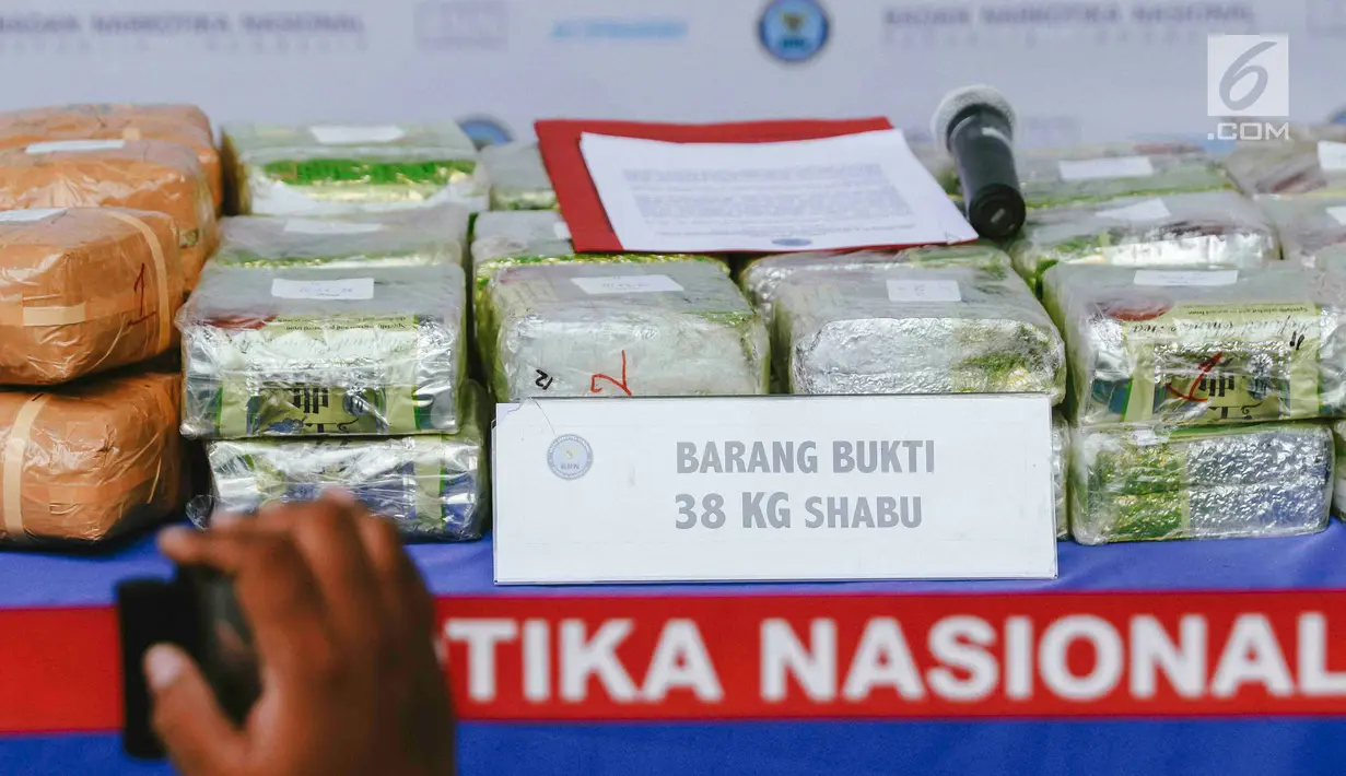 Barang bukti shabu diperlihatkan saat rilis di Gedung BNN, Cawang, Jakarta Timur, Rabu (14/11). Barang bukti berupa 38 kg shabu, 30.000 butir ekstasi, dan dua pucuk senjata laras panjang berhasil diamankan. (Liputan6.com/Immanuel Antonius)