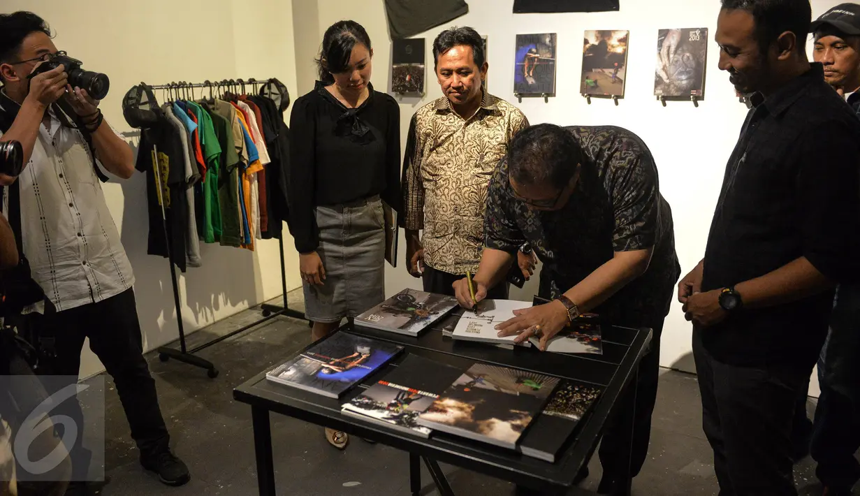 AAGN Puspayoga memberikan tanda tangan saat pembukaan Anugerah Pewarta Foto Indonesia (APFI) 2017 di Jakarta, Jumat (21/4). Selain itu, ada juga satu karya multimedia terbaik yang dipilih dari 37 karya multimedia. (Liputan6.com/Faizal Fanani)