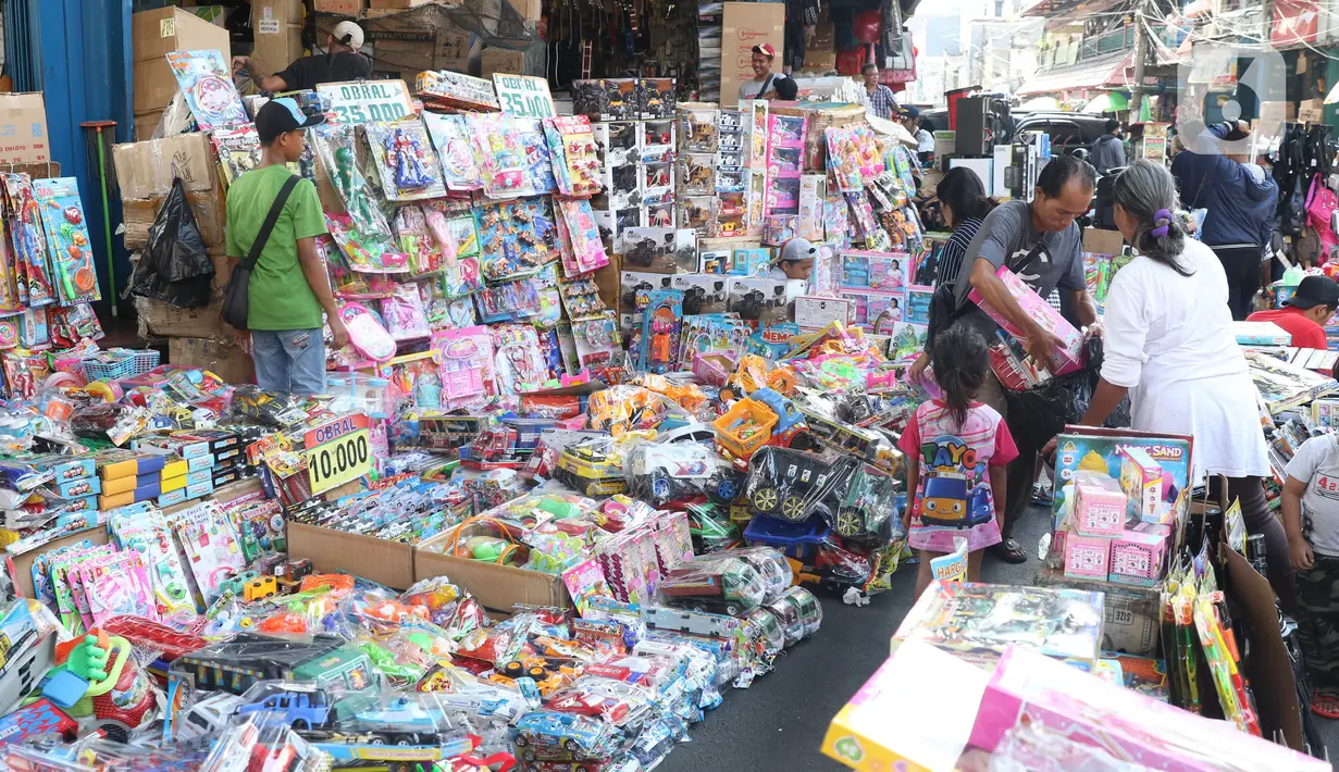Aktivitas jual beli mainan produk China di Pasar Pagi, Jakarta, Rabu (29/1/2020). Kasubdit Komunikasi Bea dan cukai, Deni Surjantoro mengatakan hingga kini belum ada barang dari China yang masuk ke Indonesia terindikasi membawa virus aneh setelah mewabahnya virus corona. (Liputan6.com/Angga Yuniar)
