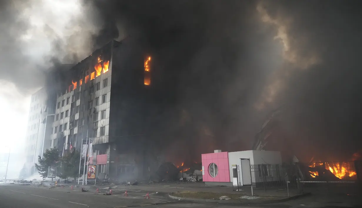 Sebuah gedung terbakar setelah penembakan di Kiev, Ukraina, Kamis (3/3/2022). Pasukan Rusia telah meningkatkan serangan mereka di kota-kota yang padat dalam apa yang disebut pemimpin Ukraina sebagai kampanye teror yang terang-terangan. (AP Photo/Efrem Lukatsky)