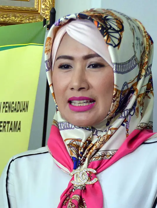 Meski berat, apalagi rumah tangga pasangan ini sudah berjalan 18 tahun, tapi ibu tiga anak itu berusaha ikhlas untuk menerimanya. Terlebih, kabarnya ia juga dua kali menjadi korban perselingkuhan Donny dengan wanita  lain. (Deki Prayoga/Bintang.com)