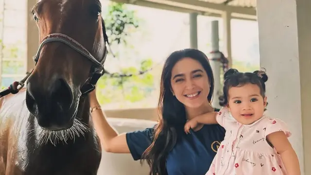 Momen lucu Nabila Syakieb menggendong Humaira. (credit:instagram.com/zaskiasungkar15)