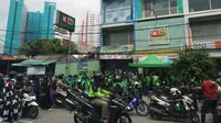 Imbas Pembeli Obat Membeludak, Apotek di Rawasari Jaktim Disegel Satpol PP