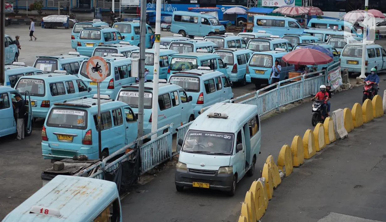 Angkutan umum menunggu penumpang di Terminal Kampung Melayu, Jakarta, Sabtu (26/9/2020). Dinas Perhubungan DKI Jakarta mencatat penurunan jumlah penumpang harian angkutan umum perkotaan hingga 22,83 persen selama 12 hari terakhir penerapan PSBB Jakarta. (Liputan6.com/Immanuel Antonius)