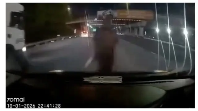 Viral pria tiba-tiba muncul di tol tewas ditabrak, rekaman dashcam bikin merinding. [X/@update11111 via World of Buzz]