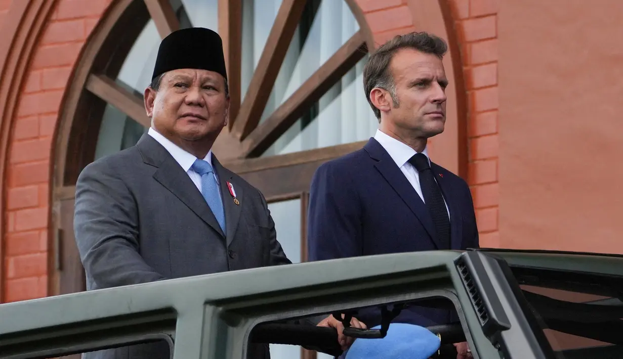Kunjungan ke Akademi Militer ini merupakan bagian dari komitmen bersama Indonesia dan Prancis dalam memperkuat kerja sama di bidang pertahanan, khususnya dalam peningkatan kapasitas sumber daya manusia. (Achmad Ibrahim/POOL/AFP)