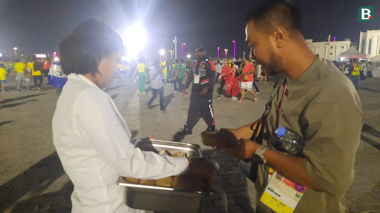 Pedagang Burger di Luar Area Stadion 974